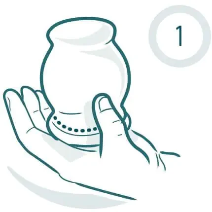 Tilt the gourd to settle the yerba on one side